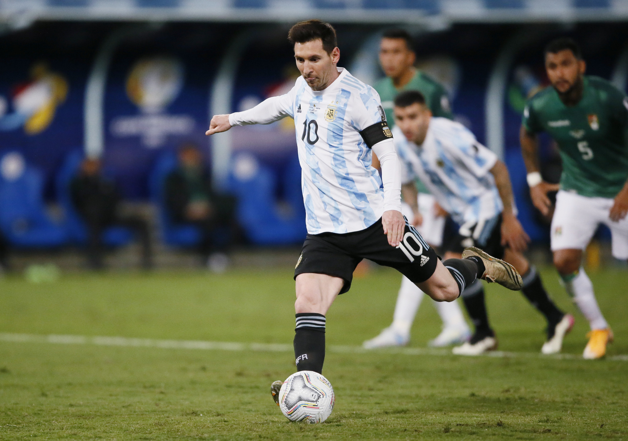Argentina tiến vào tứ kết, Messi thiết lập hàng loại kỷ lục mới