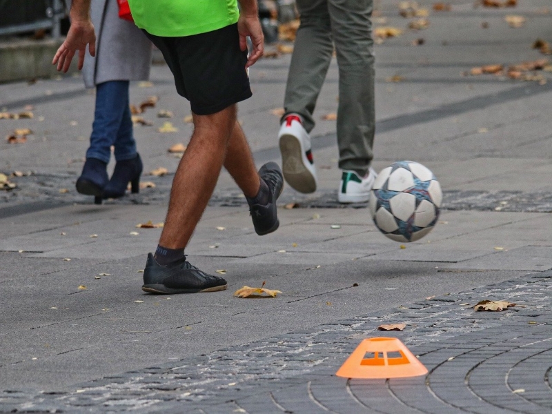 Kỹ thuật sử dụng gầm giày khi chơi bóng đá đường phố
