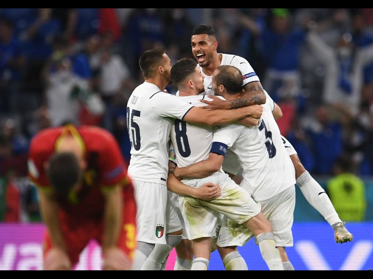 Italia ăn mừng bàn thắng